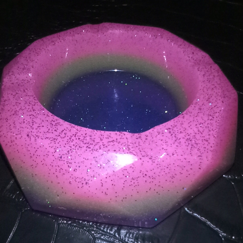 Resin Ashtray - Picture 3 of 4